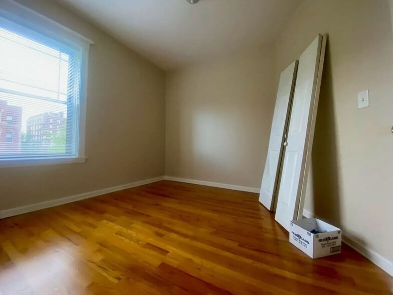 Building Photo - 7505 N Greenview Ave