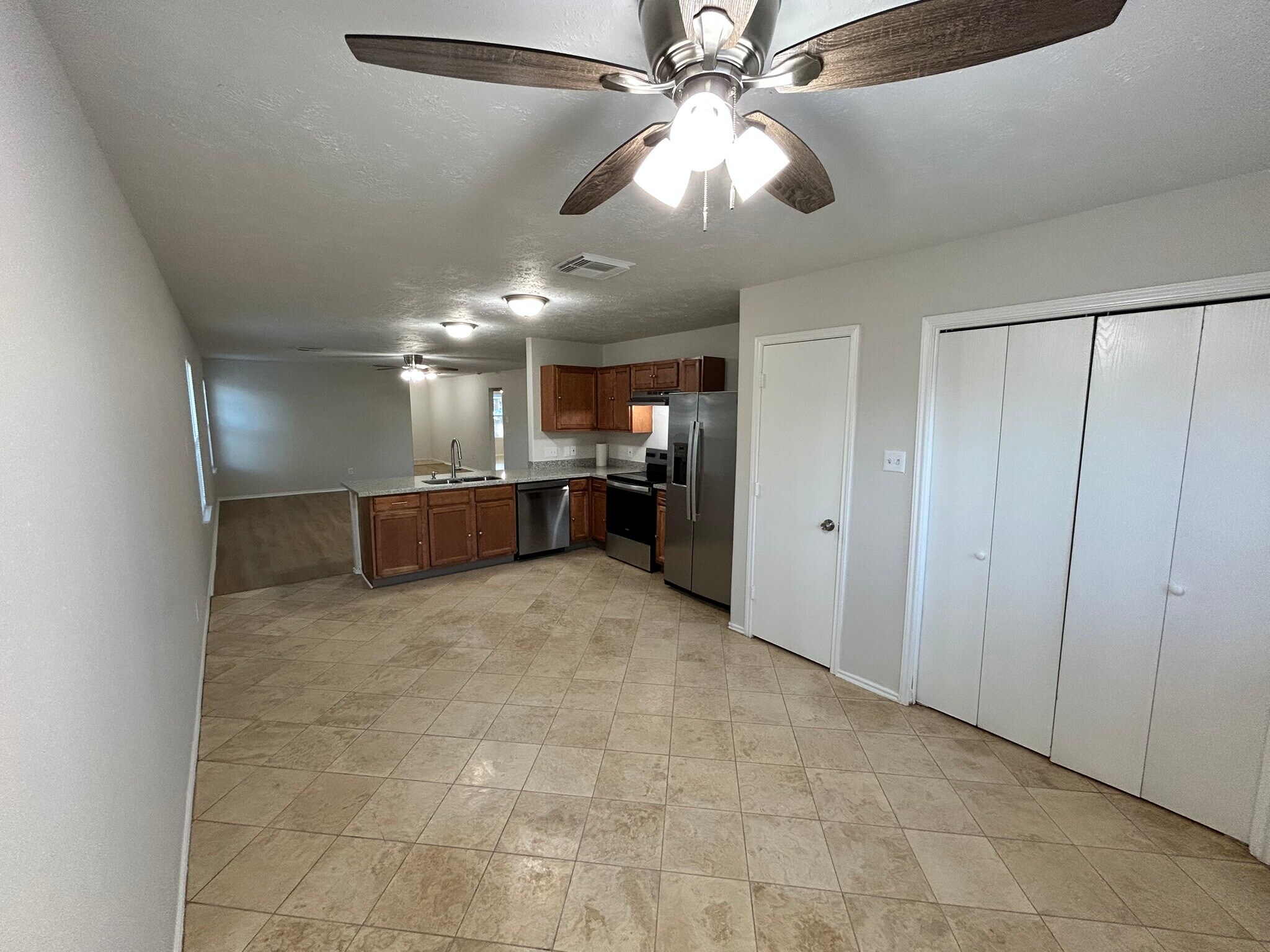 KFrom itchen Seating Area - 16782 Fallen Timbers Dr