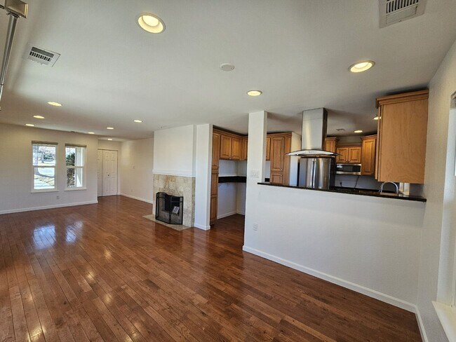 Building Photo - 5926 S Willow Way