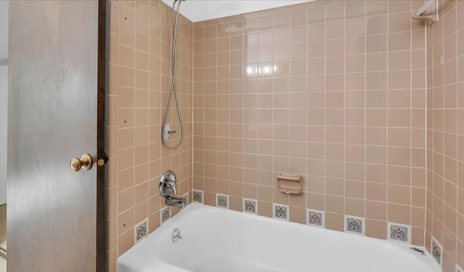 The bath with a tub - 2134 Wickham St