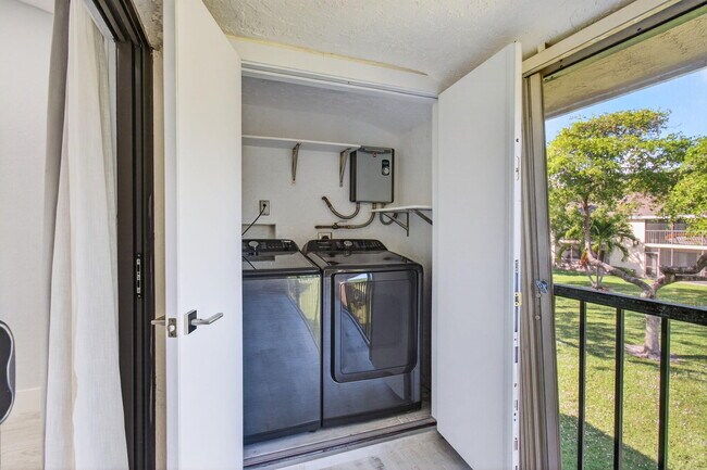 Building Photo - 3939 NE 5th Ave