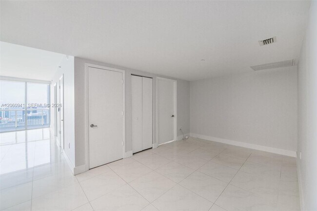 Building Photo - 495 Brickell Ave