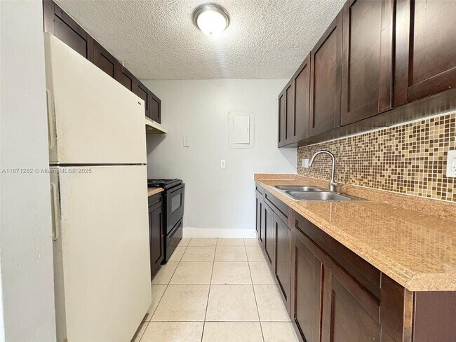 Building Photo - 8913 NW 28th Dr