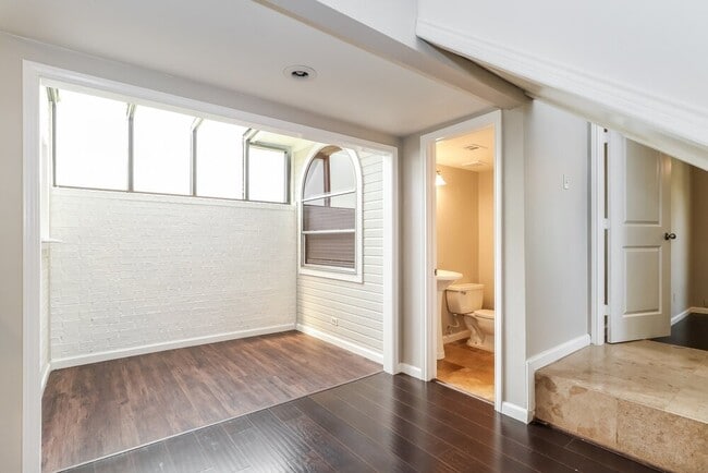 Building Photo - 6637 Queensclub Dr