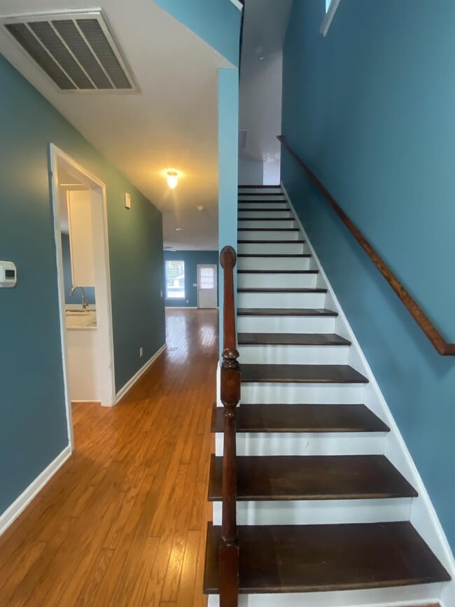 Building Photo - 421 Emerson Dr