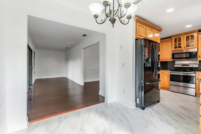 Building Photo - 4283 Brentwood Park Cir