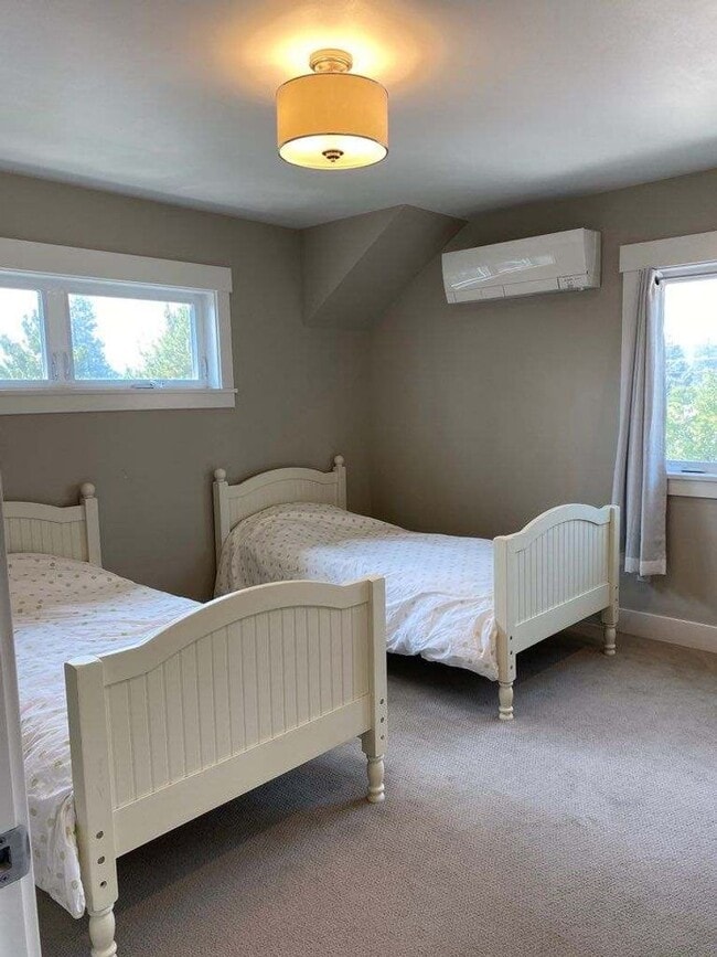 Building Photo - Furnished West Bend Home Available May-November