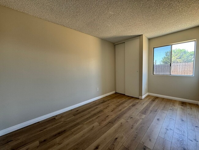 Building Photo - MOVE IN SPECIAL** Beautiful Remodeled 4BR/...