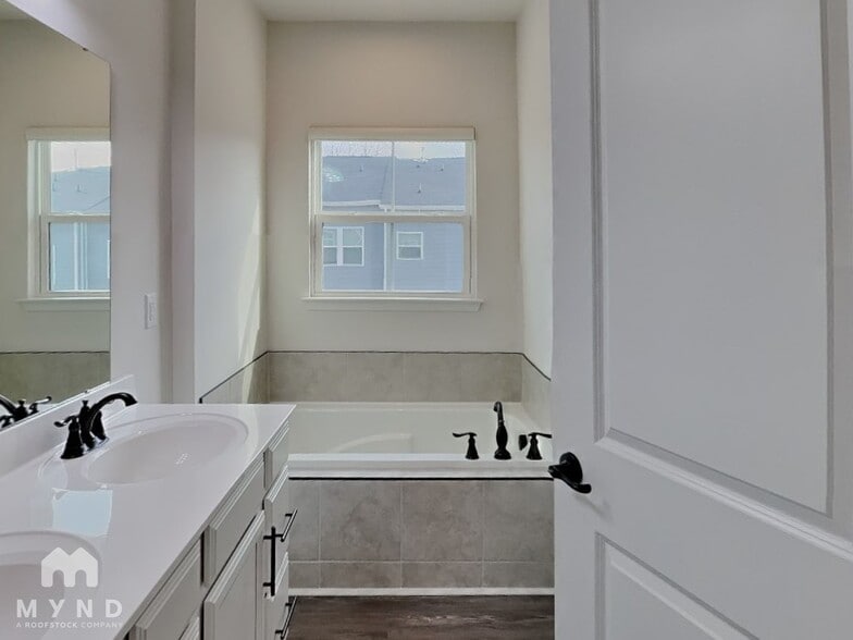 Building Photo - 10868 Overlook Mountain Dr