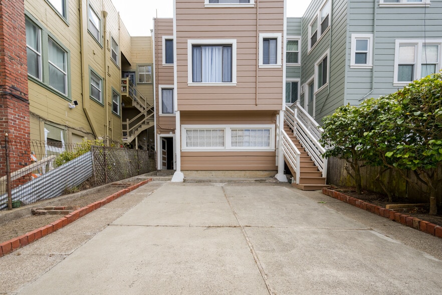 Building Photo - 615 18th Ave