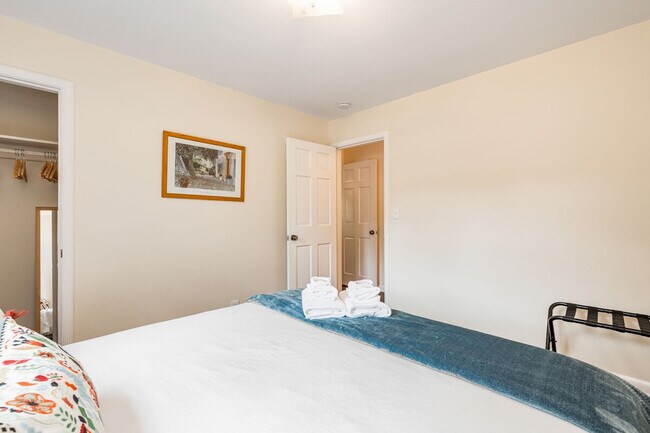 Building Photo - 3177 NE 84th St