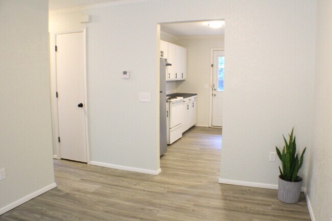 Building Photo - Unit 1 is a 2 Bedroom, 1 Bath in the Quite Country of Johnson County