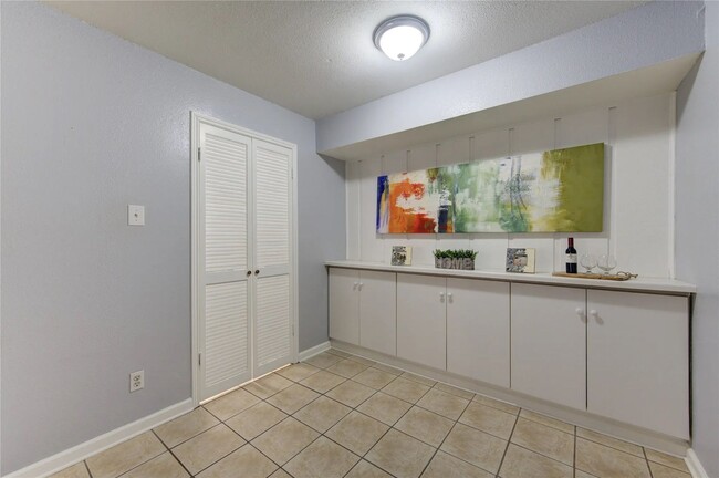 Building Photo - Newly Renovated 1 Bedroom 1 Bathroom  Avai...