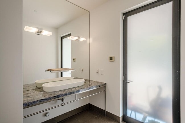 Building Photo - 2510 Skyfarm Dr