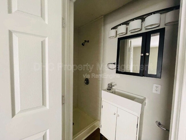 Building Photo - 3210 Delowe Dr