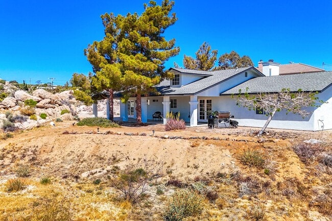 Building Photo - Western Hills Estate home/ 3 bedroom/ 2 ba...