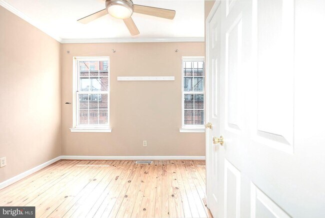 Building Photo - 225 Parker St NE