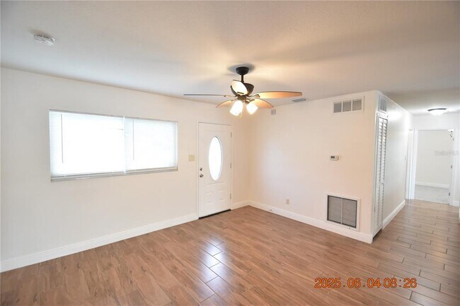 Building Photo - 417 Country Club Dr