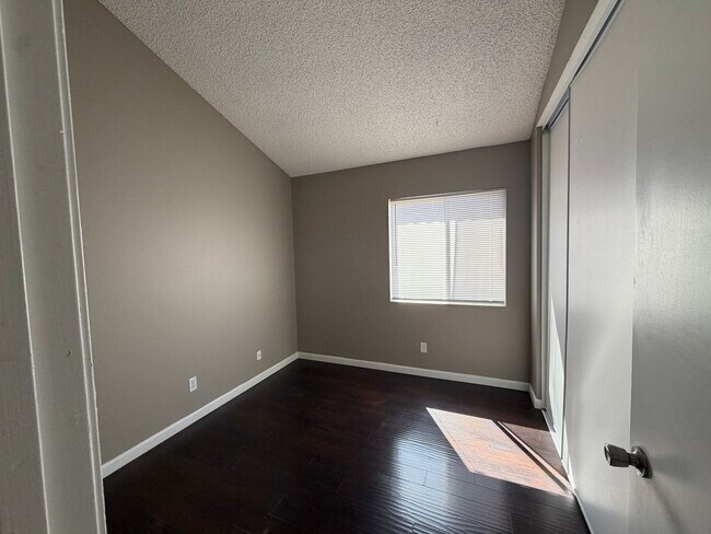 Building Photo - 4937 Sunburst Dr