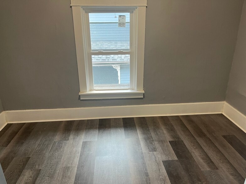 Building Photo - 423 E 16th St