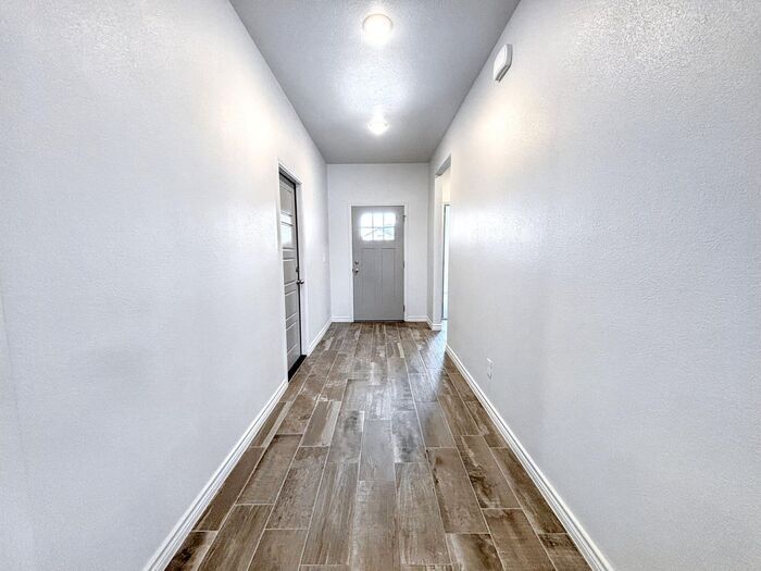 Building Photo - 722 Freedom Cir