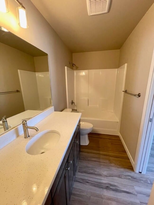 Building Photo - Jennifer Triplex - 61525-JENN-00