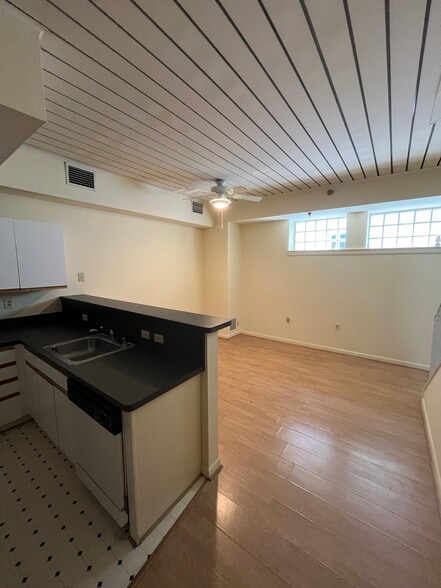 Building Photo - 907 Caroline St