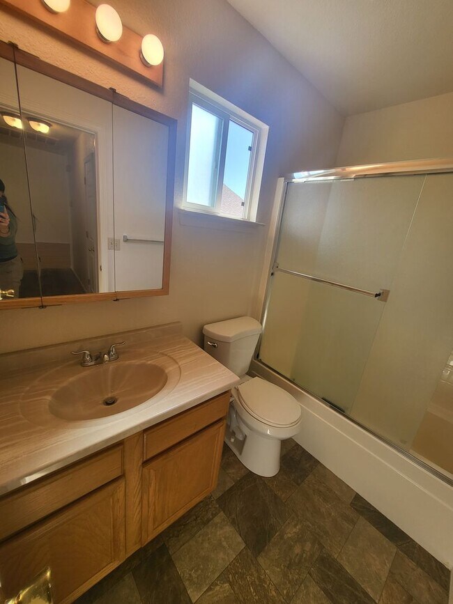 Building Photo - 996 Desert Dr