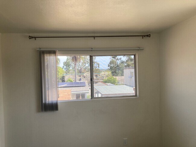 Building Photo - North Park Upstairs 1-Bed!