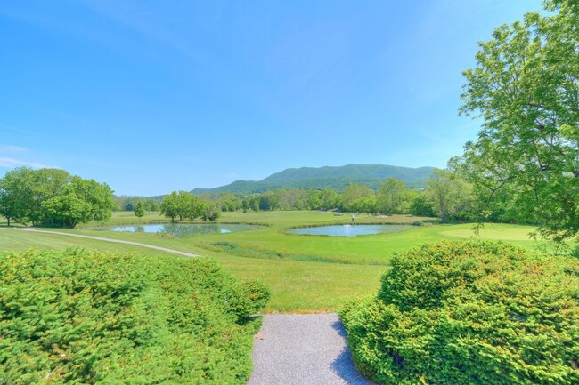 Building Photo - Scenic Country Club Home Minutes From Down...