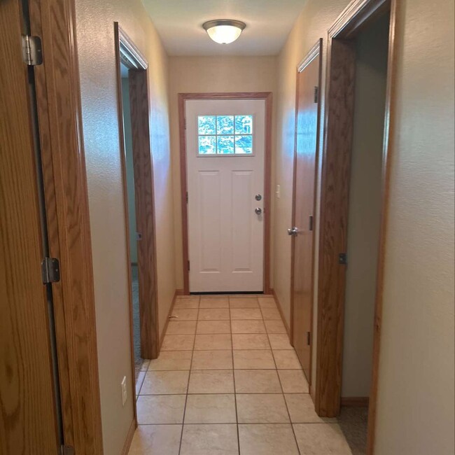 Building Photo - 4 Bedroom 2 Bathroom Home