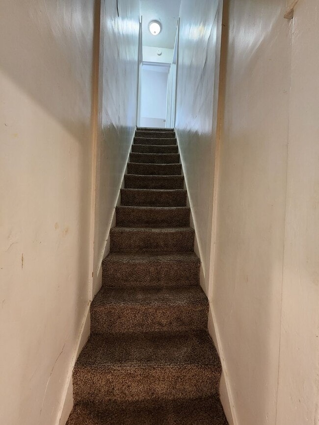 Building Photo - Spacious 4-Bedroom, 1-Bathroom Home AVAILA...
