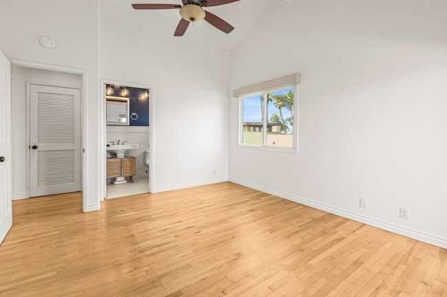 Building Photo - Spacious 3 Bed / 3 Bath Ocean Beach Townhome with Private Patio & Garage - Available NOW