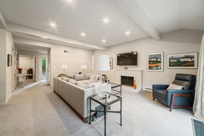 Building Photo - 595 Heritage Vlg