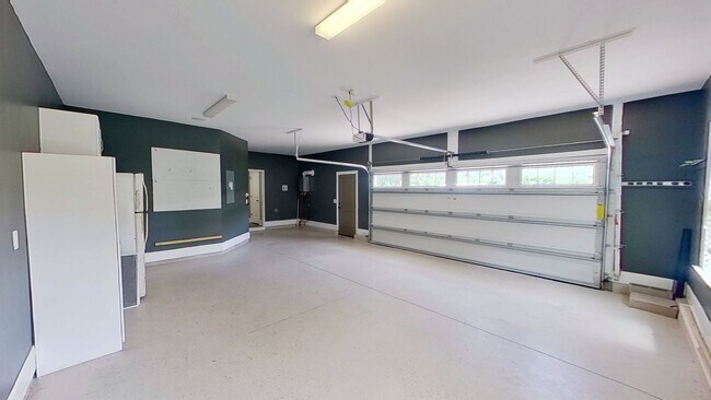Building Photo - Custom 4 BD/2.5 BA Home with Community Pool, Water Access and Day Dock!