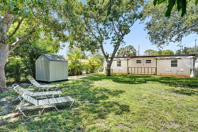 Building Photo - 208 SE 4th St