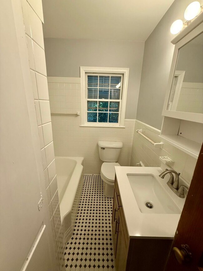 Building Photo - Four bedroom, 1.5 bath house in Graham -De...