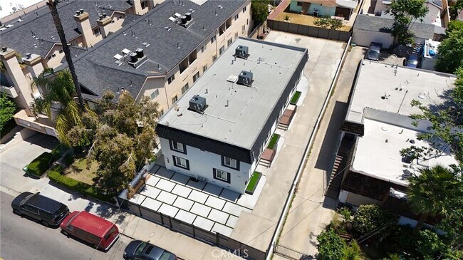 Building Photo - 7010 Lennox Ave