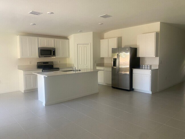 Building Photo - 4 Bed 2 Full Bath Single Family Home Available in SE Palm Bay FL!