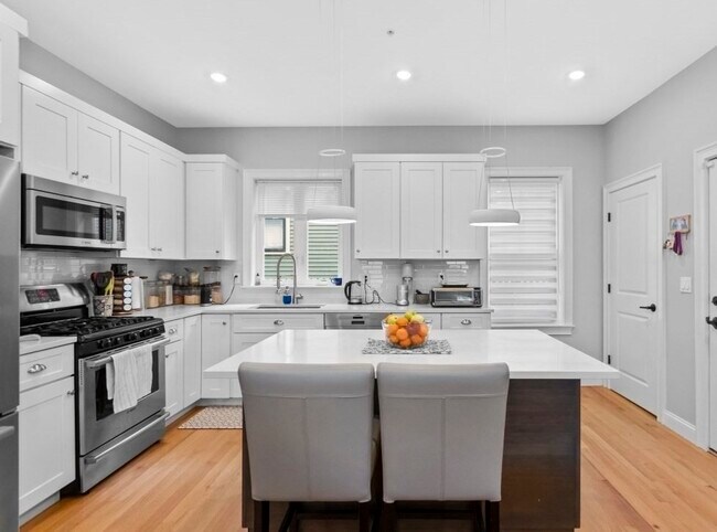 Primary Photo - 25 Chilcott Pl