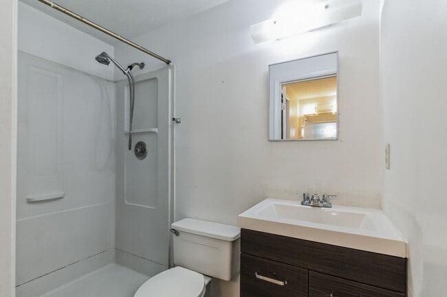 Building Photo - Bright and spacious 4Bd/2.5Bth haven located in a peaceful cul-de-sac!
