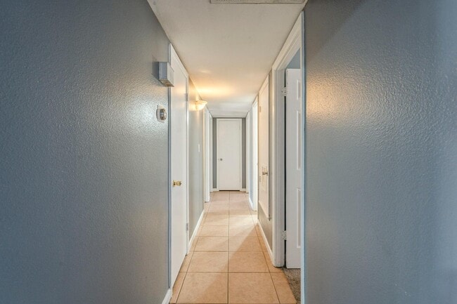 Building Photo - 3236 S Kenwood Ln