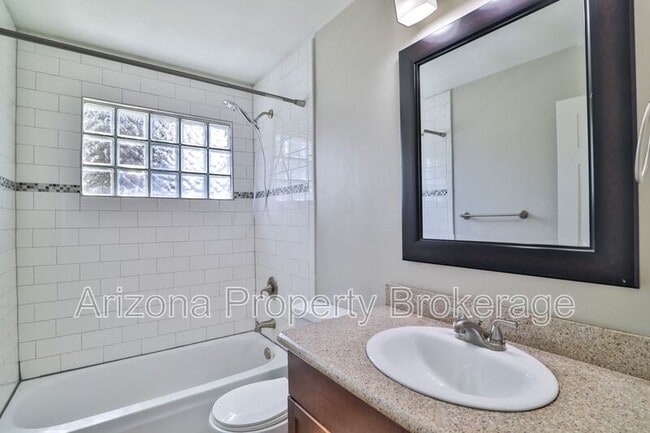 Building Photo - 519 W 19th St