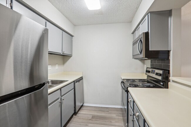 Kitchen with SS appliances - 1813 Huntingdon Chase