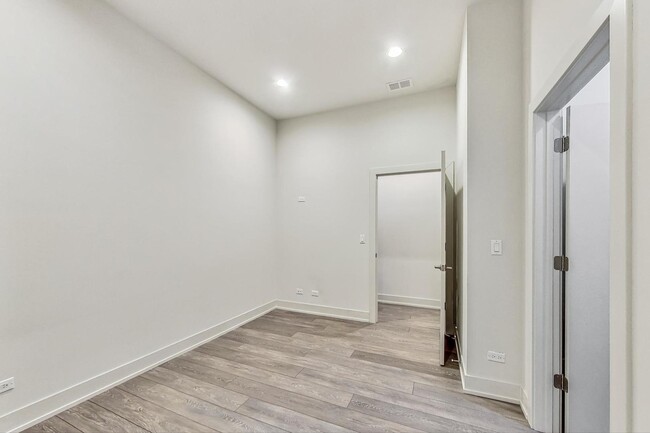 Building Photo - 847 N Larrabee St