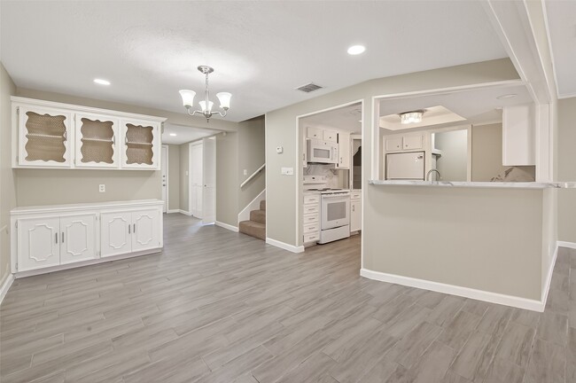 Building Photo - 10738 Briar Forest Dr