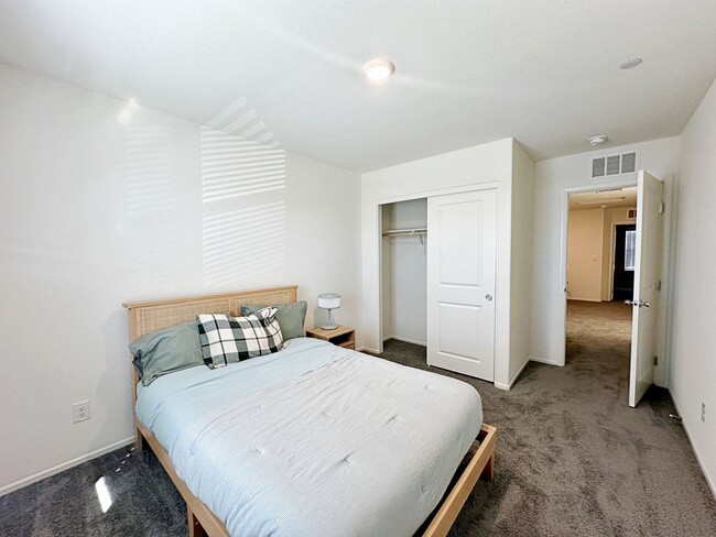 Building Photo - FURNISHED 3 BEDROOM + LOFT TOWNHOME WITH 2 CAR GARAGE