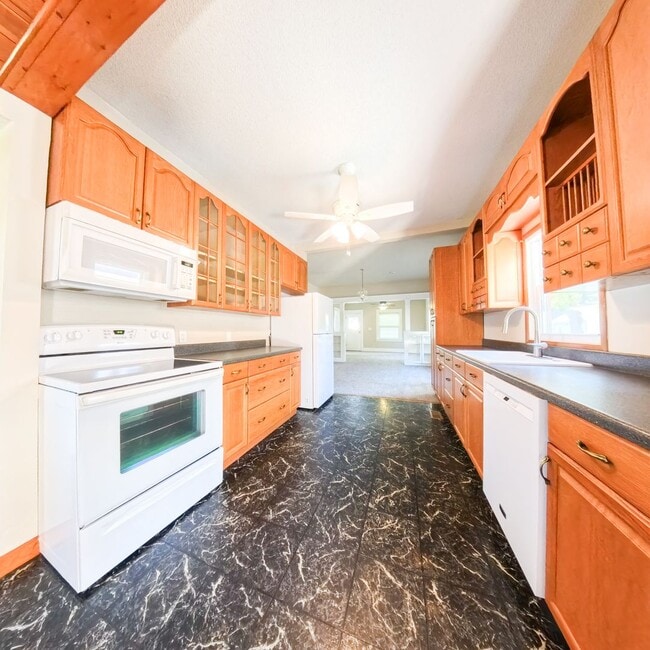 Building Photo - Newly updated 3 bedroom 2 bathroom home