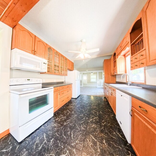 Building Photo - Newly updated 5 bedroom 2 bathroom home