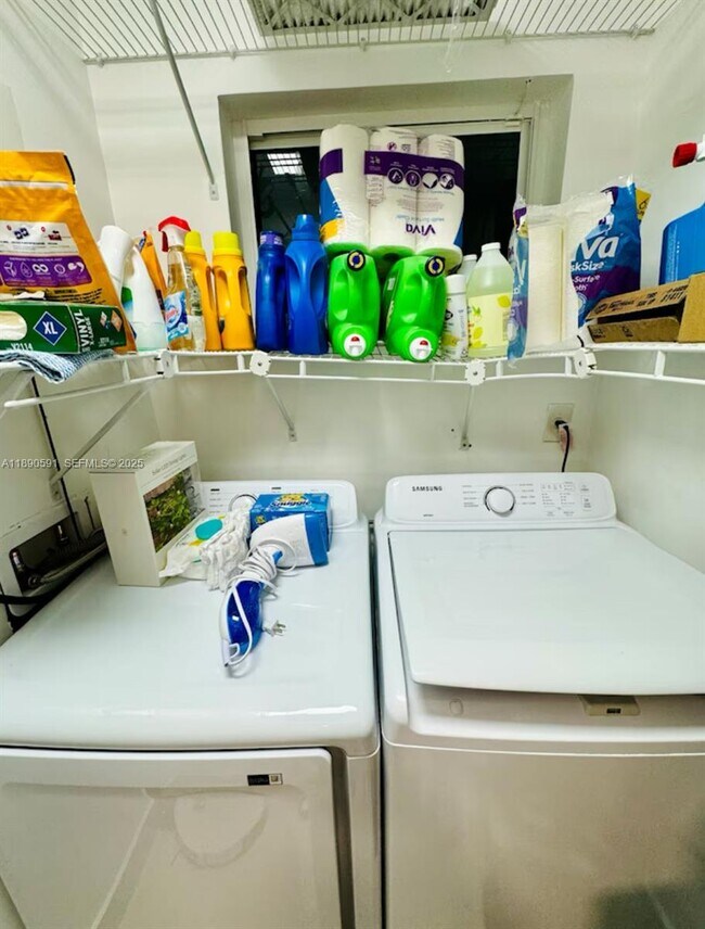 Building Photo - 9240 Byron Ave